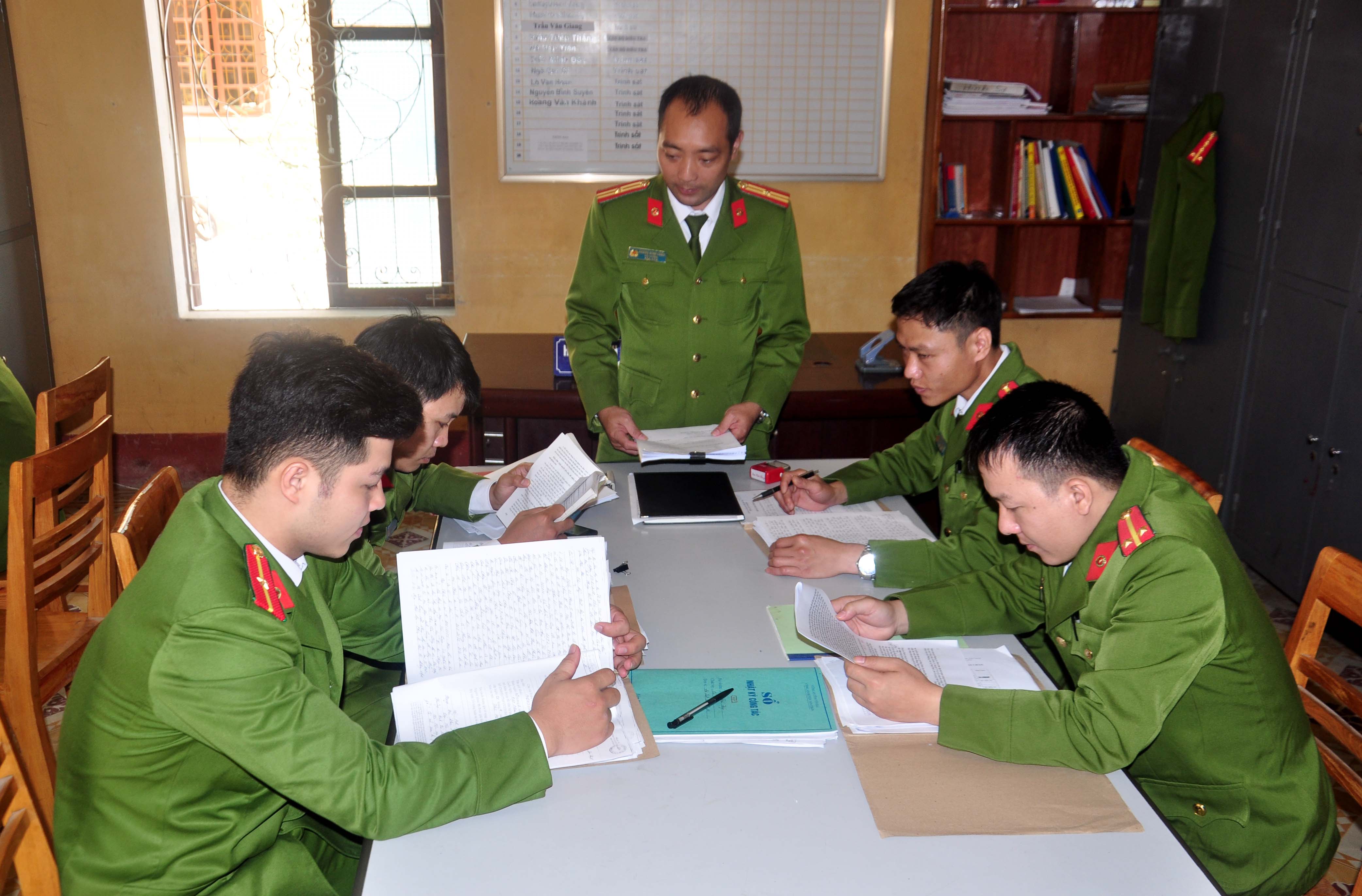 Công an huyện Văn Chấn, triển khai nhiệm vụ rà soát các đối tượng nhập cảnh, xuất cảnh, quá cảnh cư trú của người nước ngoài tại địa bàn huyện.